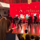 Estudiantes bailan en Pequejan