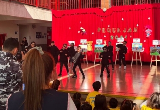 Estudiantes bailan en Pequejan